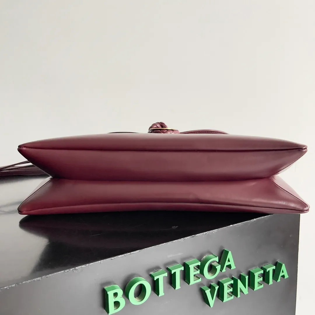 Batch 1680 Inspired by the 1970s, the Bottega Veneta women's logo shoulder bag has a smooth leather surface that brings a clean and handsome feel, just like the neatness and tenacity of a working woman. The front buckle has a high-quality hardware pendant body, and the overall retro elegance. The excellent leather feels soft. This Bottega Veneta series can be described as beautiful, weakening the complexity of the outfit, not competing for it, and only using the best quality to interpret itself. Style number: 806034 (large size) Size: 30*20*8cm